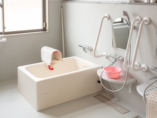 バリアフリー設計の浴室