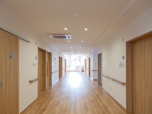 広々とした明るい廊下