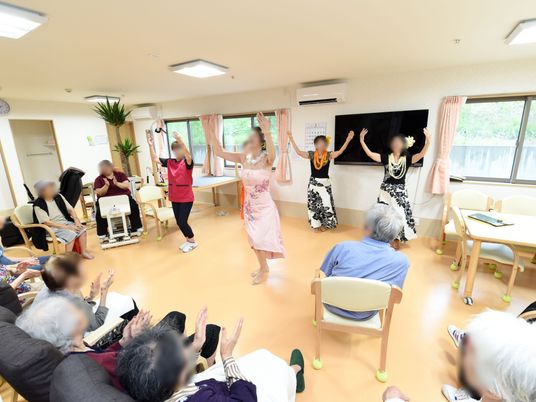 レクリエーション活動中の多目的室