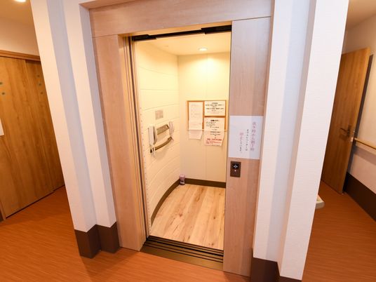 バリアフリーのエレベーター入口