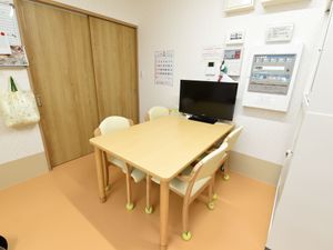 居室内のテーブルとテレビ