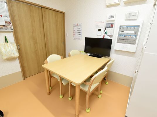 居室内のテーブルとテレビ