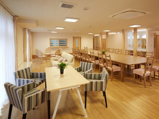 明るい共用ダイニングルーム