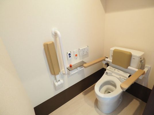 手すり付き洋式トイレ