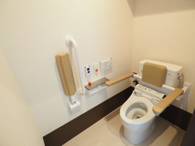 手すり付き洋式トイレ トイレ 手すりや座面が付いた使いやすいトイレです。利用者の自立支援につながる設計になっています。