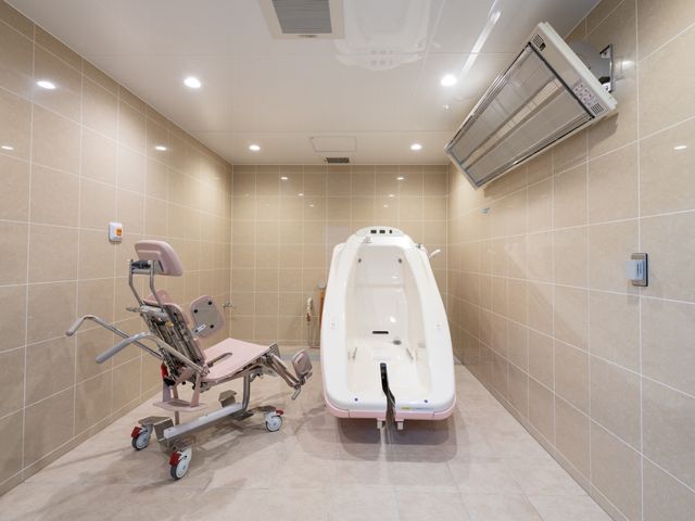 浴室と介助用椅子 浴室 広々とした清潔な浴室には、移動に便利な介助用椅子が備えられ、安心して快適な入浴時間を過ごせます。