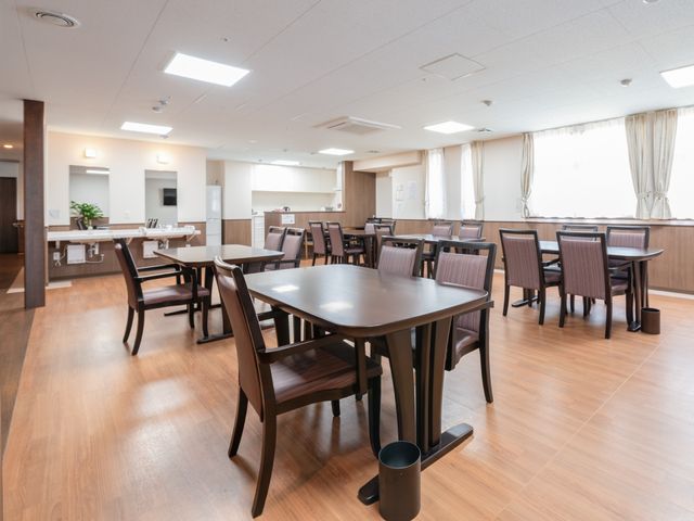 明るいダイニングルーム風景 食堂 広々としたダイニングルームは、共に食事や会話を楽しむ空間となっており、職員や訪問者とのコミュニケーションも広がります。