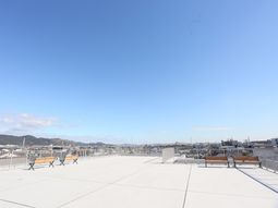 屋上からの景色とベンチ