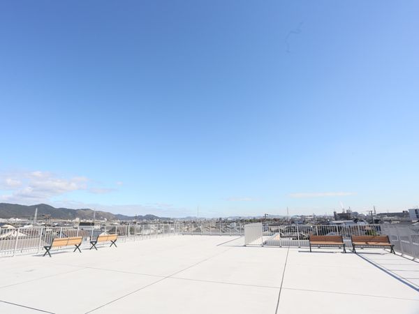 屋上からの景色とベンチ
