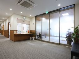応接スペースの明るい廊下