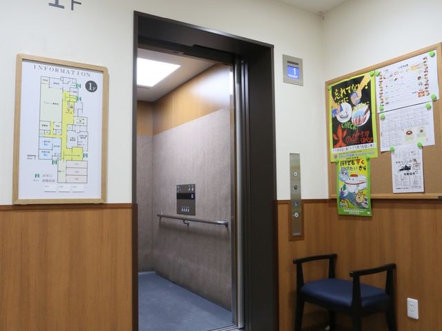 清潔感のあるエレベーター エレベーター 清潔でゆったりしたエレベーターは、快適に各階を移動するために整備されており、壁には館内マップも掲示されています。
