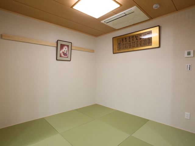 清潔な和室の一角 共有スペース 落ち着いた雰囲気の和室です。心を落ち着かせたい時に静かに過ごせる空間が整っています。
