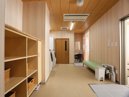 清潔な洗濯機のある居室