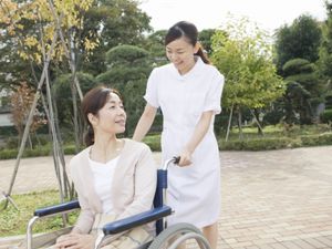 スタッフが車椅子を押す様子