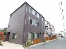 茶色の外壁の建物外観