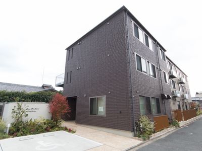 多階層の建物エントランス