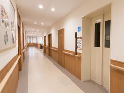 清潔な施設の廊下