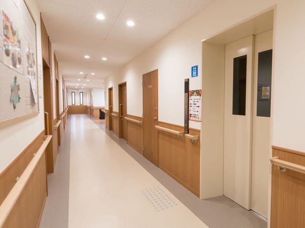 清潔な施設の廊下