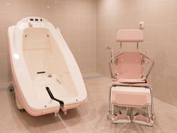 特殊浴槽と椅子