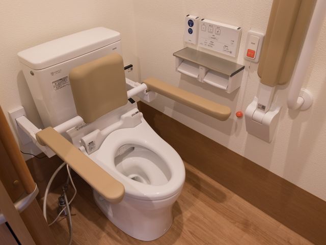 手すり付きバリアフリーのトイレ トイレ 手すりや緊急コール設備が整っている清潔感あるトイレです。利用者の安心・安全を考えた設計となっています。