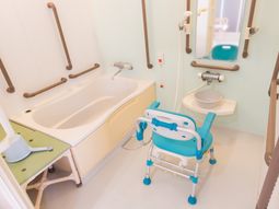 手すり付き介護用浴室