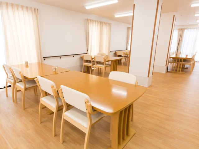 明るい共有ダイニング