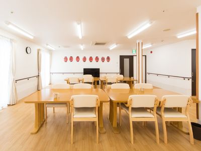 広々とした明るい食堂