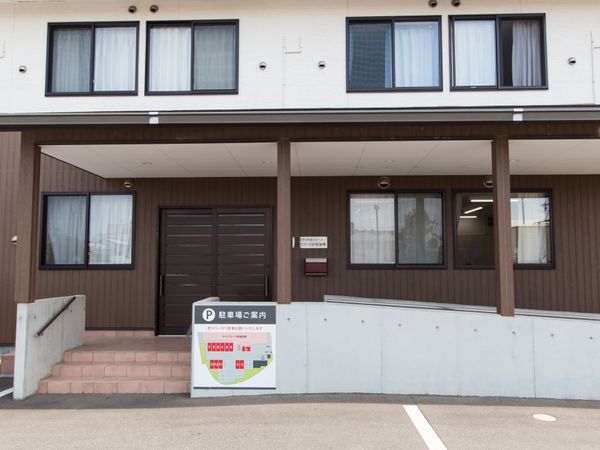 清潔感のある建物エントランス