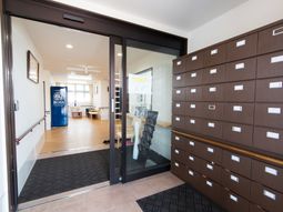 明るいロビーの様子