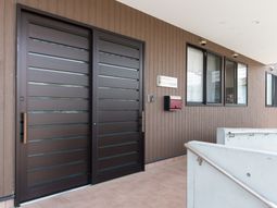 シンプルな建物のエントランス