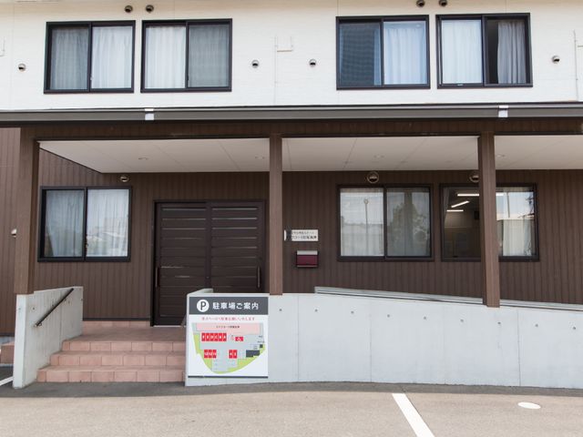 施設のエントランス
