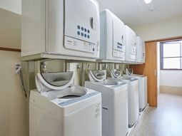 清潔な洗濯機並ぶ空間