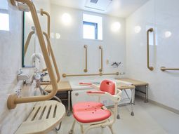 バリアフリー設計の浴室