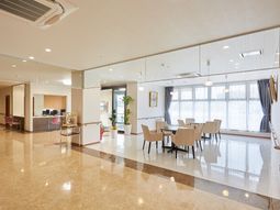 明るく広々としたダイニング