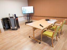 機能訓練用の明るい部屋