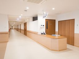 明るく広い廊下