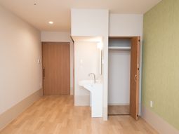 洋室の明るい居室空間