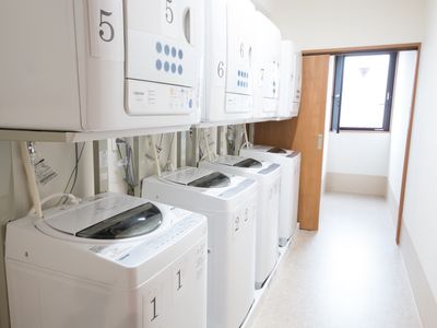 清潔な洗濯機並ぶ部屋