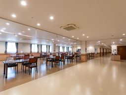 広々とした明るい食堂