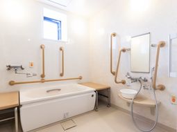 バリアフリー設計の浴室