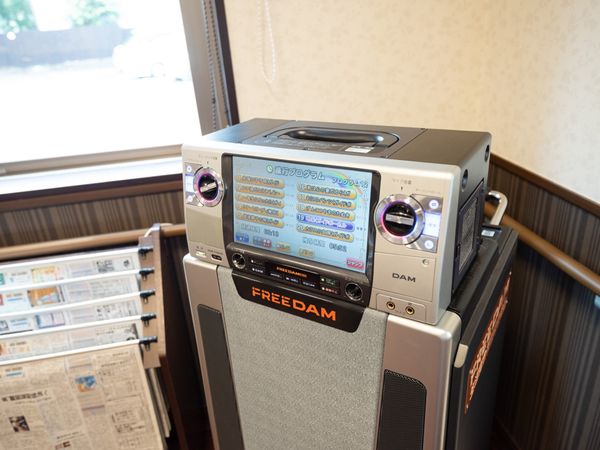 カラオケ機器と新聞ラック