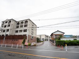 外観の建物と通り