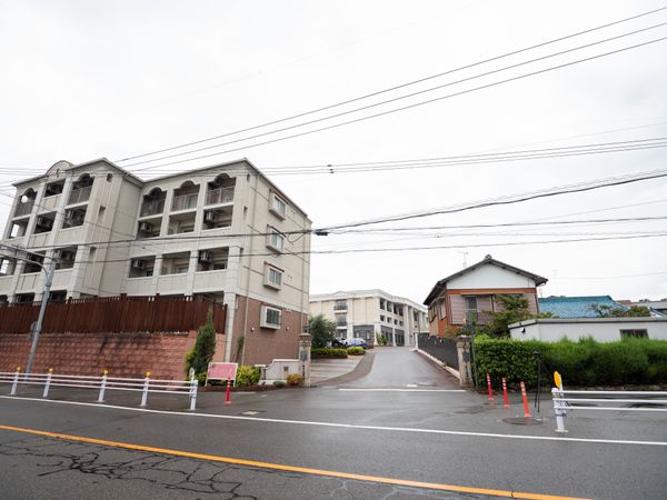 外観の建物と通り