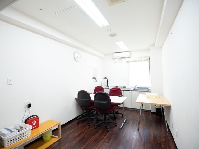 明るいオフィス風の部屋 医務室 清潔感のある多目的なスペースです。勤務中の休憩や業務の準備など、静かで落ち着いた環境で作業ができます。