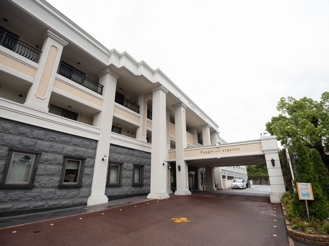 エントランスの遠景 外観 優雅な雰囲気のエントランスです。働く環境が気になる方にも安心の雰囲気を提供しています。