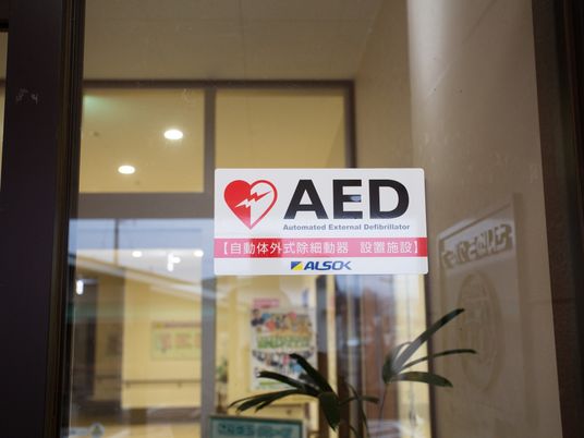 AED標識のあるエントランス