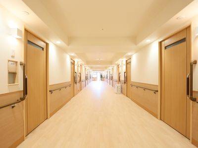 広々とした明るい廊下