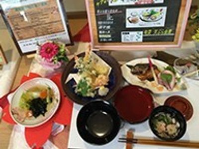 和食の並ぶテーブル