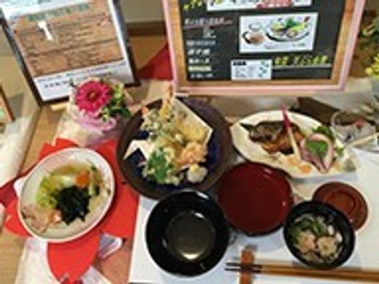 和食の並ぶテーブル