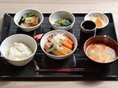 彩り豊かな食事トレイ